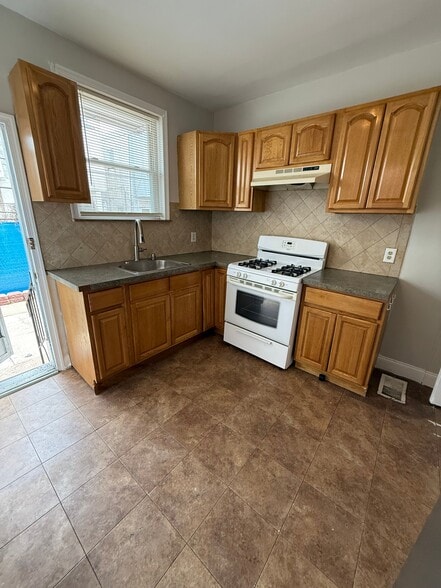 Building Photo - 3435 Tilton St