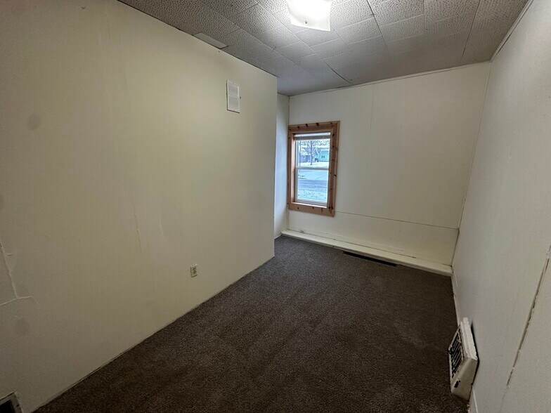 Building Photo - 1402 8th St E