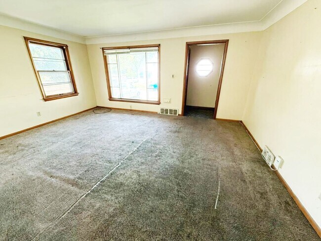 Building Photo - 3 BED 1 BATH BEAUTIFUL SINGLE FAMILY HOME