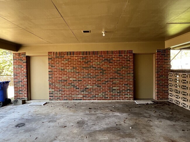 Building Photo - 1123 Oates Rd