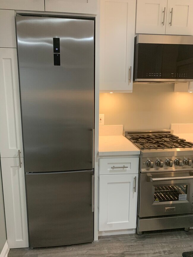 Building Photo - 145 S La Peer Dr