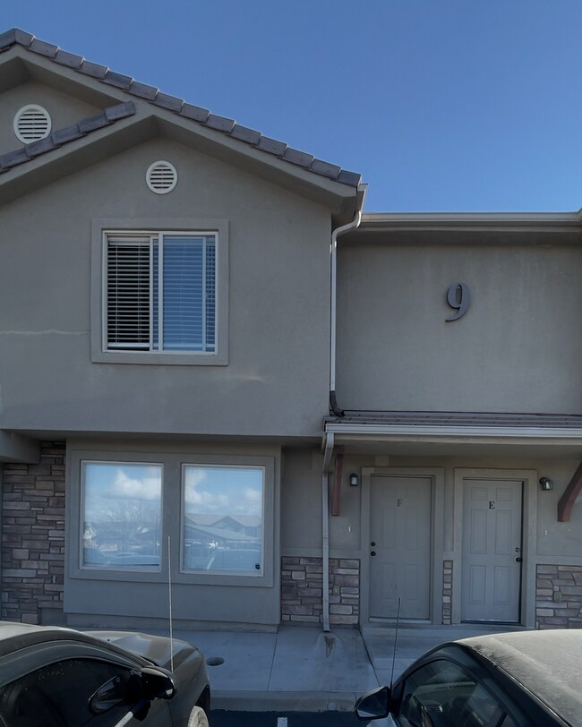 Primary Photo - Pet Friendly!! 3-Bed Townhouse!