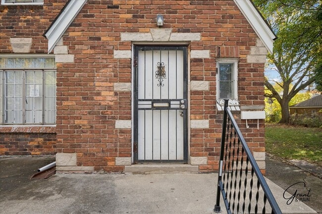 Building Photo - $1,200 - Large East Side 3 Bedroom