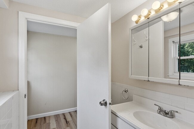 Building Photo - 1022 Pleasant St