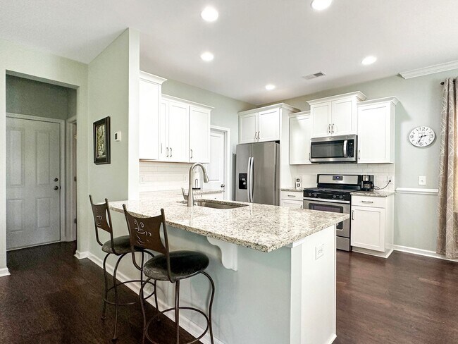 Building Photo - Fully Furnished 3 Bedroom, 2.5 Bathroom Ho...