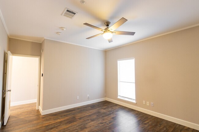Building Photo - 401 Lakeside Ln