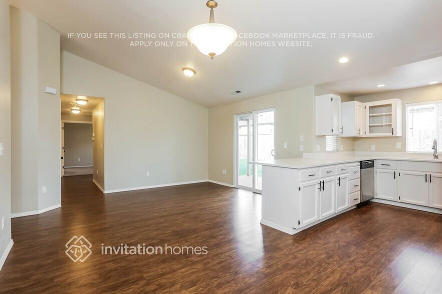 Building Photo - 18511 E Country Club Dr