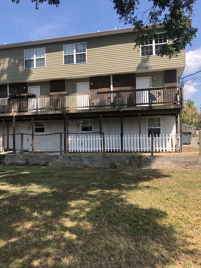 Building Photo - 1207 Holly Ave