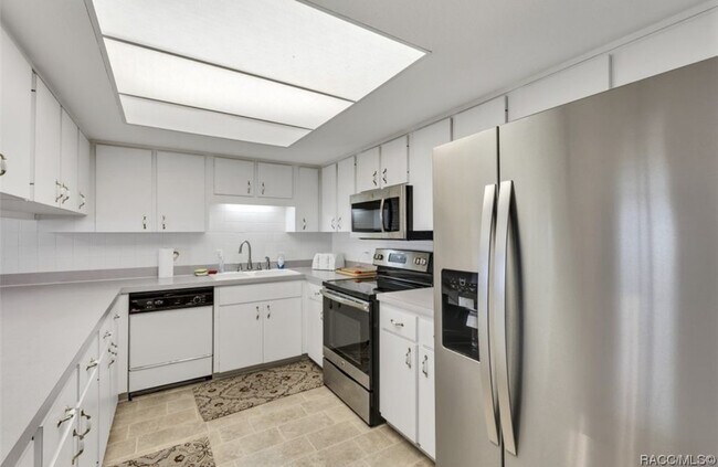 Building Photo - 9725 E Goldfinch Ln