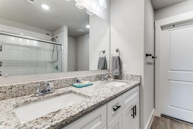 Building Photo - Beautifully Updated 3 Bed, 2.5 Bath in Pea...