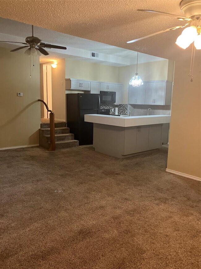 Building Photo - 5916 Lago Vista Way