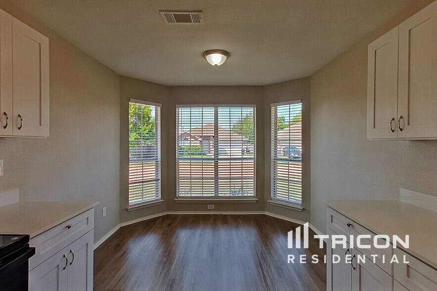 Building Photo - 1402 Misty Meadow Dr