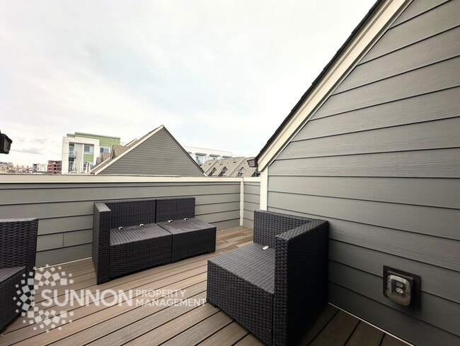 Building Photo - 3BR Townhome with Rooftop Deck in LoSo
