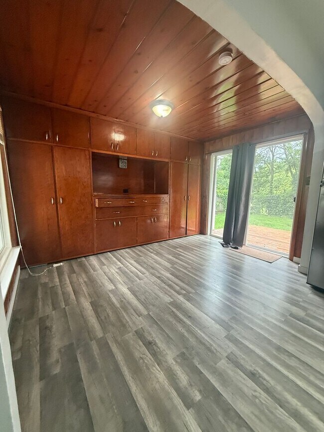 Building Photo - Beautiful 2 Bedroom 1 Bathroom House