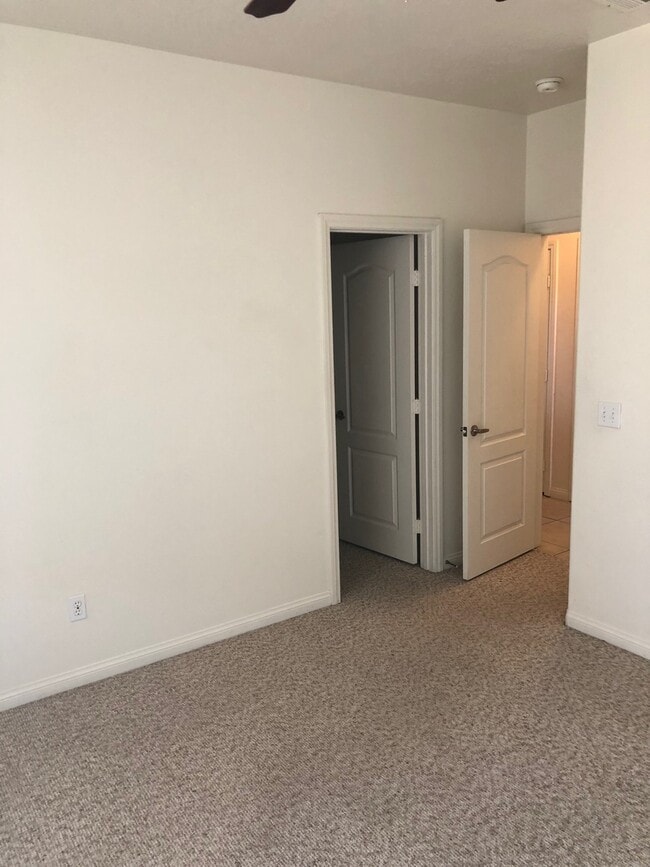 Building Photo - Adorable 3 bedroom Hesperia home!