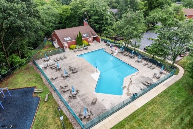 Building Photo - 73 Crickhollow Ct