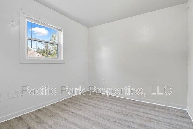 Building Photo - 502 S Holmes Ave