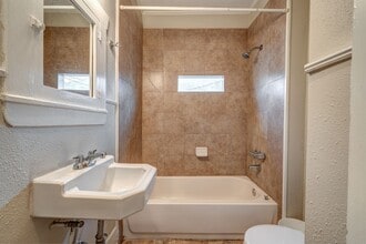 Building Photo - 115 Goldenrod St