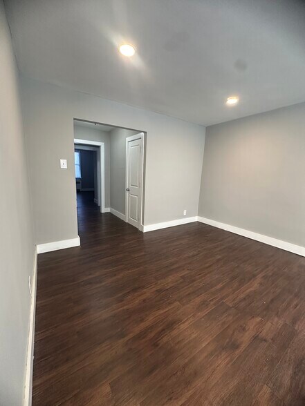 Building Photo - 1321 E Johnson St