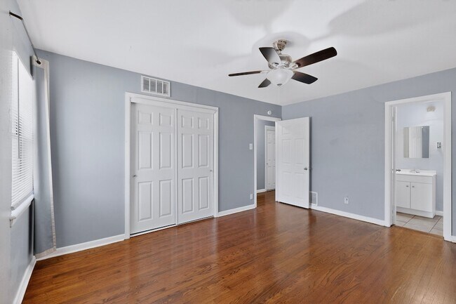 Building Photo - 2104 Hillburn Dr