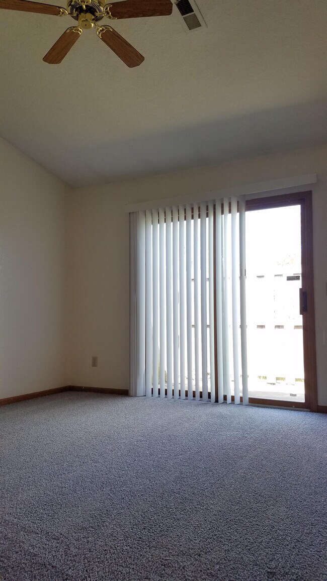 Building Photo - 749 Hilltop Ln