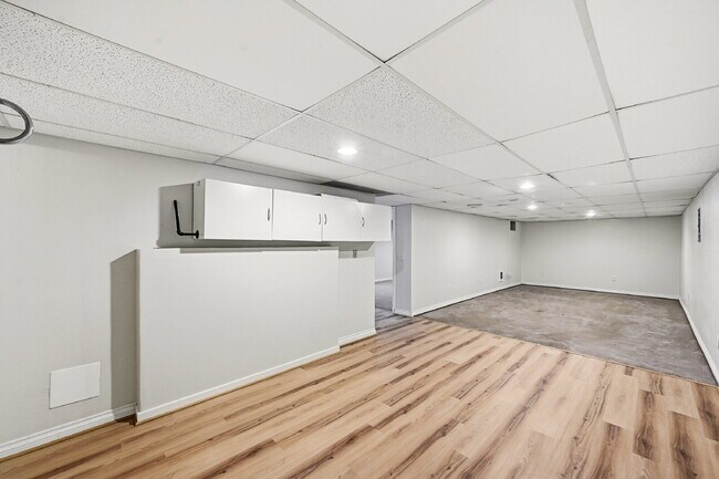 Building Photo - $2,595.95, 5 bed, 3.5 bath with a fenced back yard