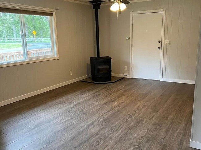 Building Photo - Fenced corner lot centrally located 2 bedroom 1 bath House