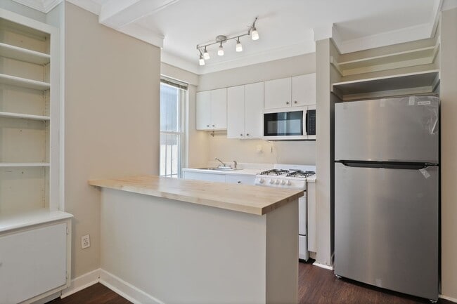 Building Photo - West End/Dupont Efficiency w/ Rooftop, Wal...