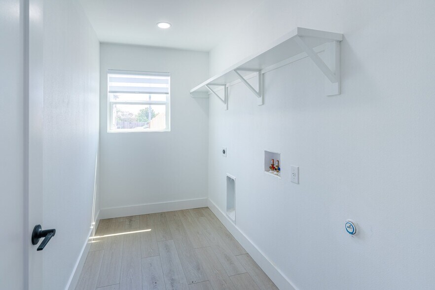 Building Photo - 1142 Mansell Ave