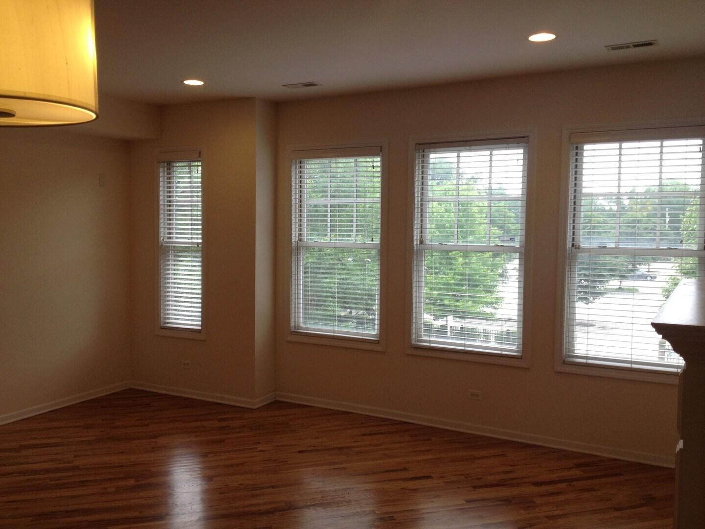 Building Photo - 1528 W Greenleaf Ave