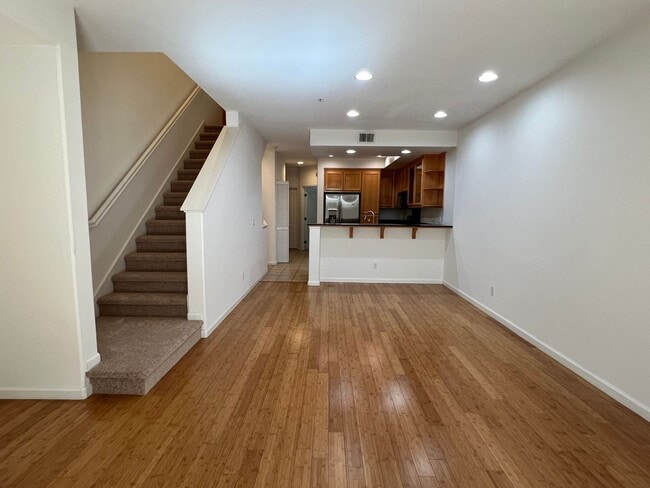Building Photo - Beautiful Contemporary 3BR/3BA Tri Level Townhouse in the Berryessa Area