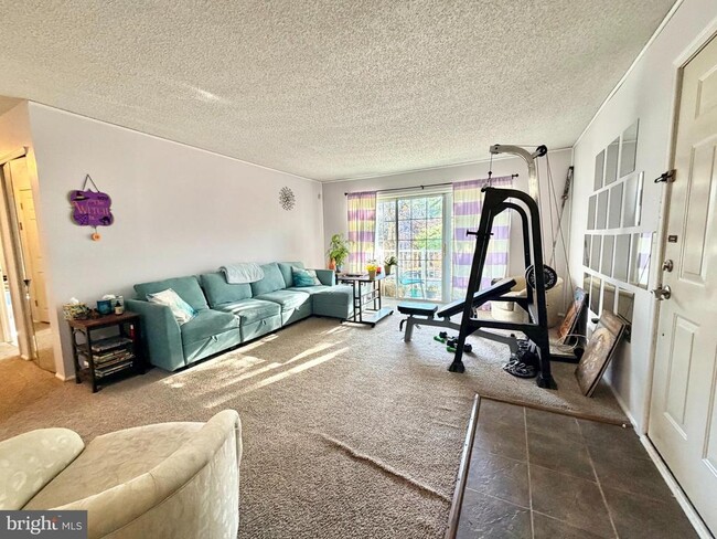 Building Photo - 82 Versailles Ct