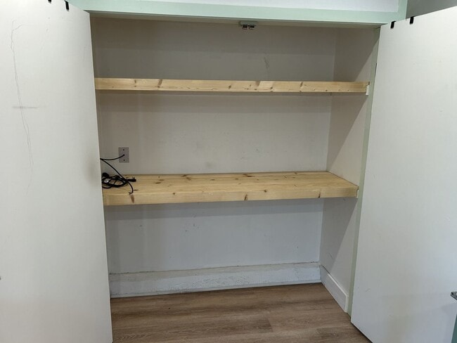 Building Photo - Amazing Super Cute Stand-Alone Studio in B...