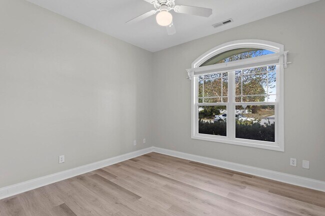 Building Photo - **MOVE IN SPECIAL** $500 off first months ...