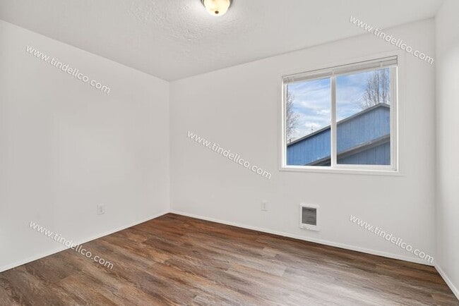 Building Photo - 3 Bedroom Home with New LVP, Fenced Yard & Attached Garage located on Cul-De-Sac!