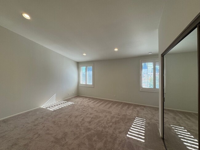 Building Photo - Charming 3Bd/2.5Ba w/Private Yard and New ...