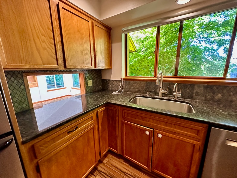 kitchen - 1647 Jeannette Plz NW