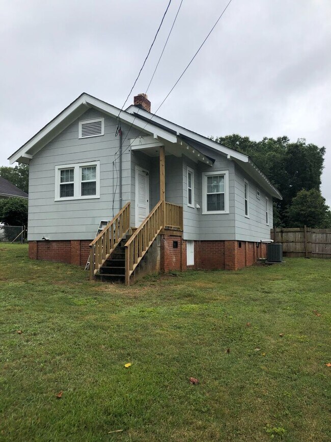 Building Photo - This Single Story Bungalow Home has 2 Bedrooms, 1 Full Bath located in Lyman at Pacific Mills whi...