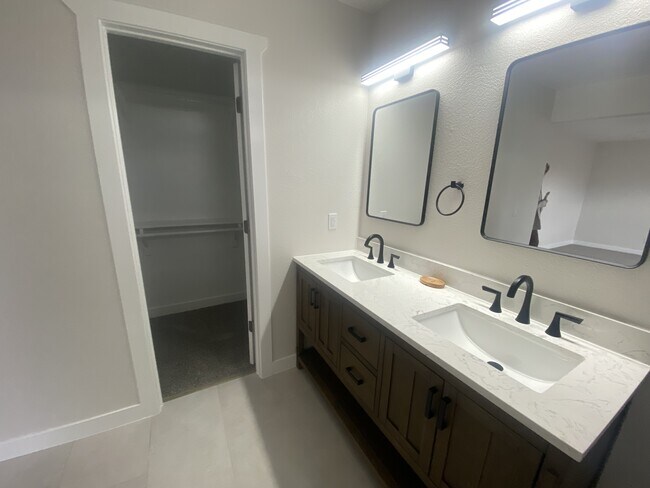 Building Photo - 1341 N Stratton Ave