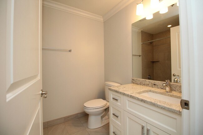 Building Photo - 1609 W Warren Blvd