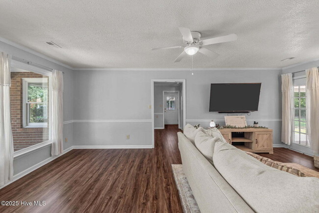Building Photo - Beautiful 3 Bedroom, 2 Bath Home -135 Yate...