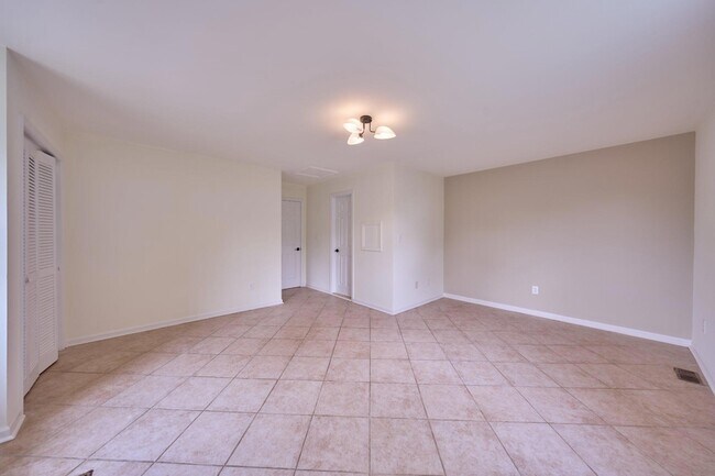 Building Photo - 2924 Gracefield Rd