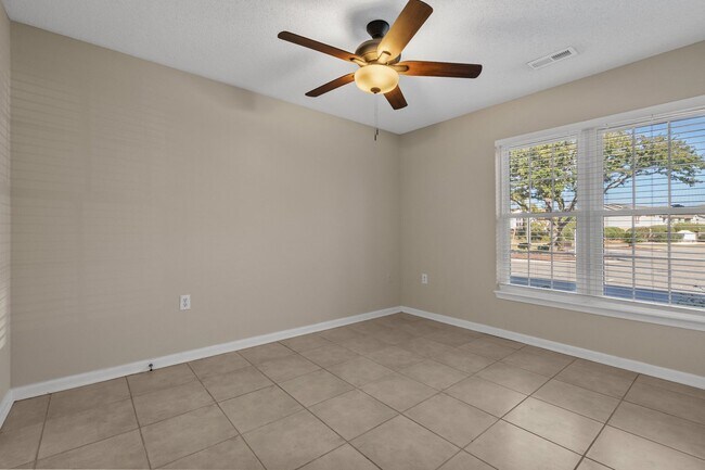 Building Photo - Gift yourself free application fees for this 1st Floor Immaculate 1 bedroom for rent in Sunny Myr...