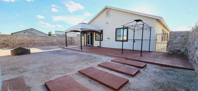 Building Photo - Stunning 4 bedroom, 2 bath home in East El Paso!