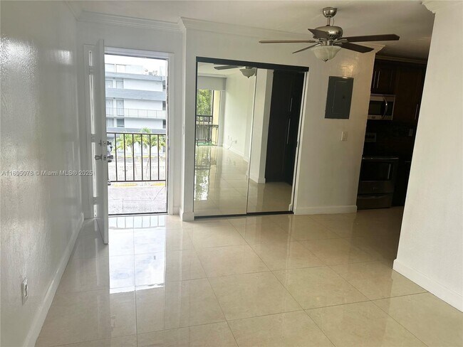 Building Photo - 8840 Fontainebleau Blvd