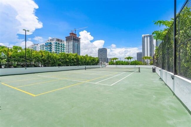 Building Photo - 700 NE 24th St