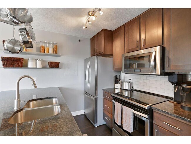 Building Photo - 433 S 7th St