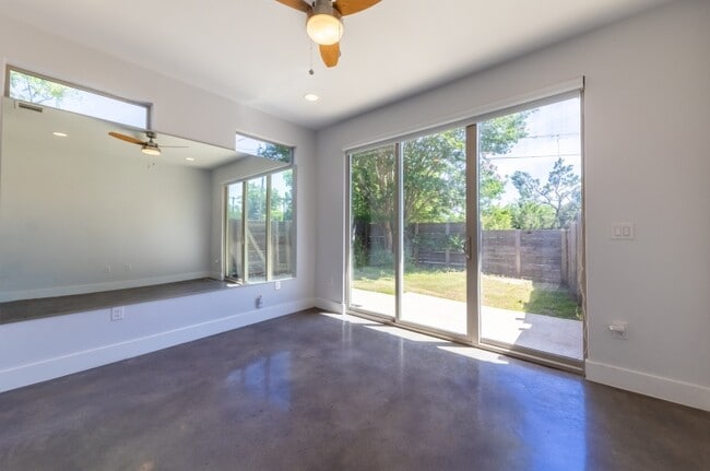 Building Photo - 2014 E 9th St