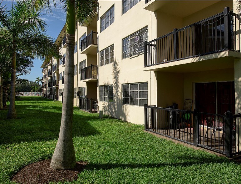 Apartments at Crystal Lake 3921 Crystal Lake Dr Deerfield Beach FL 33064 Apartment Finder