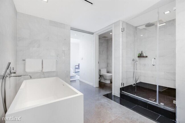 Building Photo - 220 21st St